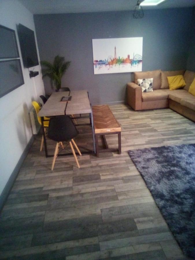 Town Center Large 2 Bedroom Apartment- Sleeps Up To 6 - Dogs Welcome - 2 Minutes From Train Station Blackpool Dış mekan fotoğraf