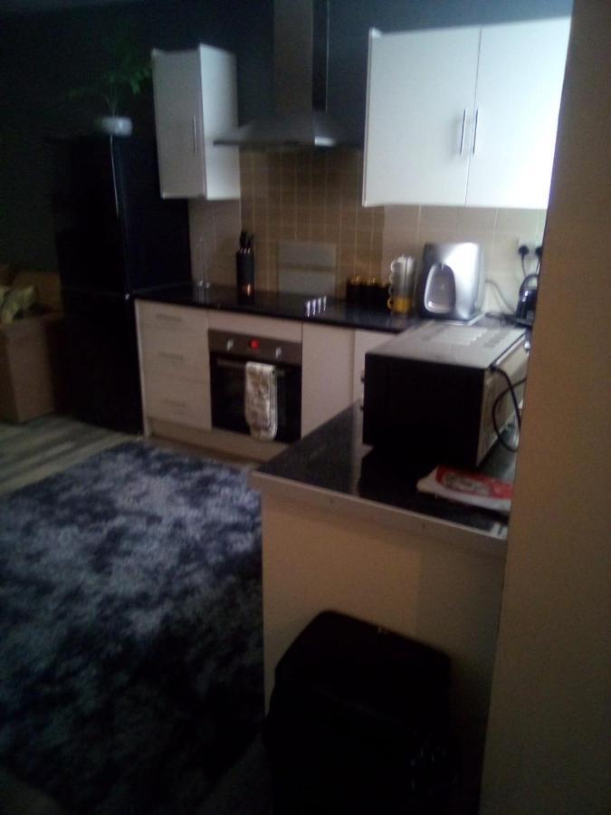Town Center Large 2 Bedroom Apartment- Sleeps Up To 6 - Dogs Welcome - 2 Minutes From Train Station Blackpool Dış mekan fotoğraf